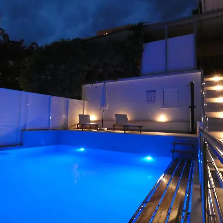 Mastelic With Pool Next To The Apartamento