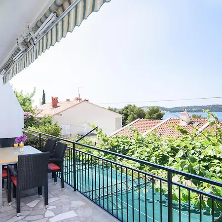 Apartamento Mastelic With Pool Next To The