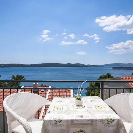 Mastelic With Pool Next To The Apartamento