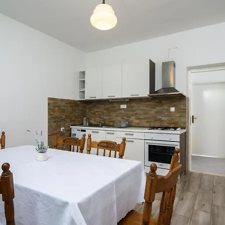 Mastelic With Pool Next To The Apartamento Trogir