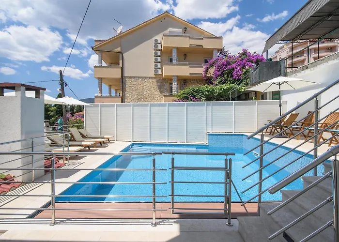 Mastelic With Pool Next To The Trogir