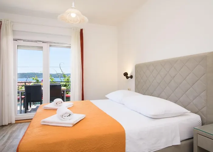 Apartment Mastelic With Pool Next To The Trogir