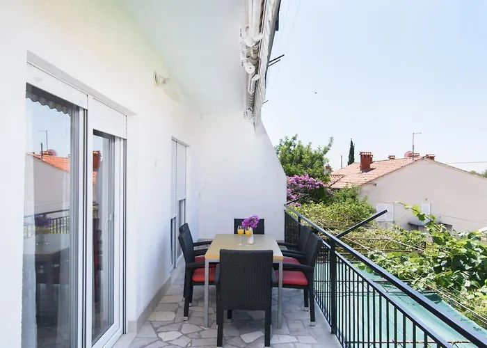 Apartment Mastelic With Pool Next To The Trogir